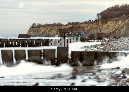 Wustrow, Deutschland. Dezember 2019. Die Überreste von Bunkern liegen im Wasser auf der Klippe bei Wustrow. Sie stammen nicht aus dem Zweiten Weltkrieg, sondern gehörten zur Grenzbrigaküste (GBK) der Nationalen Volksarmee der DDR. Die 7. Technische Beobachtungsgesellschaft war in Wustrow stationiert und überwachte hier den Küstenabschnitt der Ostsee. Quelle: Stephan Schulz/dpa-Zentralbild/ZB/dpa/Alamy Live News Stockfoto