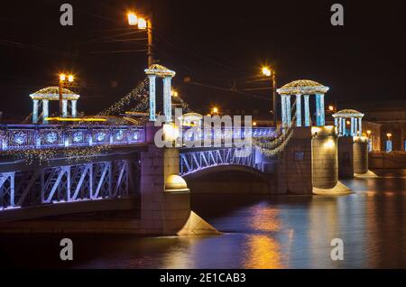 Weihnachtsdekoration der Palastbrücke in Sankt Petersburg. Russland Stockfoto