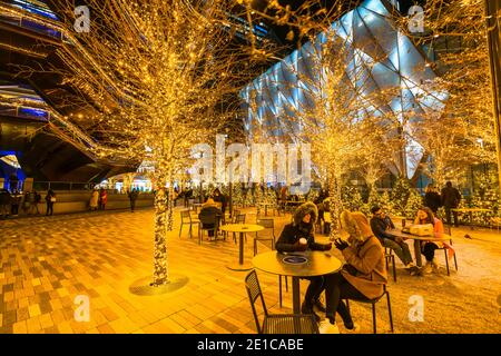 Die Menschen genießen es, die Weihnachtslichter auf den Hudson Yards zu beobachten. Stockfoto