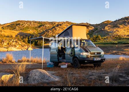 Wildcamping mit Offroad Camper VW T4 Syncro California Coach Campervan Mit Pop-up-Dach am Alto Rabagão Dam - nördlich von Portugal Stockfoto