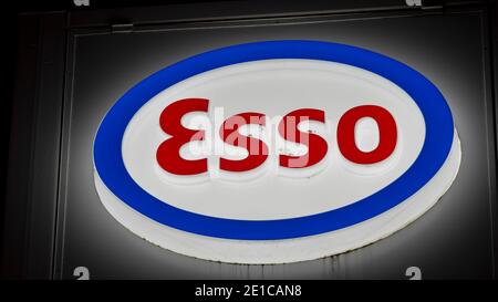Magdeburg, Deutschland. Dezember 2020. Beleuchtetes Logo von Esso. Quelle: Stephan Schulz/dpa-Zentralbild/ZB/dpa/Alamy Live News Stockfoto