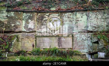 29. Dezember 2020, Sachsen-Anhalt, Halberstadt: In der Klusberge erinnert ein Flugdenkmal an den Absturz eines superschweren Langstreckenbombers aus dem 1. Weltkrieg. Am 19. August 1917 hob die linke Hoffmann R.14 vom Flughafen Halberstadt ab und stürzte in der nahe gelegenen Klusberge ab. Alle sechs Besatzungsmitglieder verloren ihr Leben. Die Namen des Verstorbenen können unter der Gedenkstätte gelesen werden: Flieger Karl Ebert, Vizefeldwebel Heinrich Eismann, Privatmann Paul Munk, Observer LT. Karl Plagermann, Pilot Col. Effrem Rosetti-Solescu, Friedrich Windgassen. Foto: Stephan Schulz/dpa-Zentralbild/ZB Stockfoto