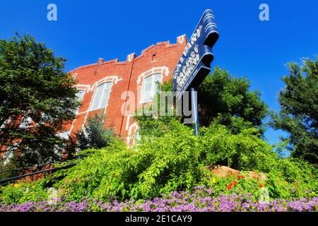 Das historische Deep Deuce Oklahoma City Gebäude hat immer noch das Schild Calvary Baptist Church, obwohl das Gebäude an ein Unternehmen verkauft wurde. Stockfoto