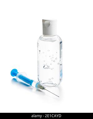 Injektionsspritze und Desinfektionsgel. Covid-19 Coronavirus-Impfung. Corona-Virus-Impfstoff isoliert auf weißem Hintergrund. Stockfoto