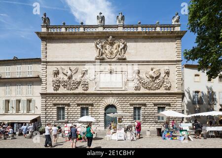 Avignon Frankreich 13. Juli 2015 : Touristen- und Marktverkäufer vor der barocken Fassade der Musikakademie, der ehemaligen Münzstätte von Avignon oder dem Hotel des Mo Stockfoto