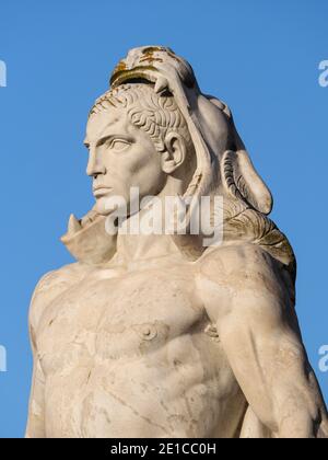 Rom. Italien. Stadio dei Marmi (Stadion der Marmore), Foro Italico Sportkomplex. Marmorstatue, die Rom als Herkules darstellt. Die Statue wurde gespendet Stockfoto