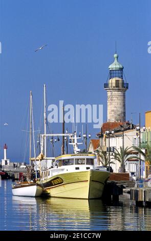 Der Eingang zum Hafen und der alte Leuchtturm in Le Grau-du-ROI, Okzitanien Frankreich Stockfoto