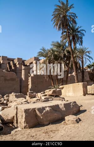 Luxor. Einige der verlassenen Reliquien in den Ruinen des 4000 Jahre alten Tempels von Karnak, dem größten Tempelkomplex der Welt, am Nil in der Stadt Luxor, die früher in der Antike als Theben bekannt war. Das Gelände des Tempels wurde auch als Filmset für den James Bond Film The Spy Who Loved Me verwendet Stockfoto