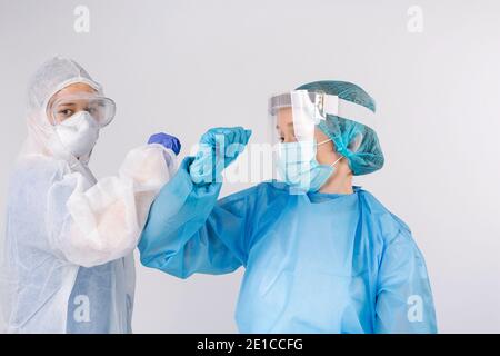 Grüße während einer Pandemie. Ärzte grüßen mit Ellbogen. Soziale Distanz und Konzept der Bekämpfung der Ausbreitung des Virus. Stockfoto