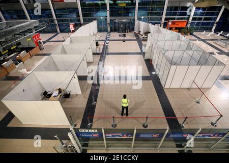 Laage, Deutschland. Januar 2021. Das Impfzentrum des Bezirks Rostock im Terminal des Flughafens Rostock-Laage. Am 12.01.2021 sollen die Impfzentren des Staates ihre Arbeit beginnen. Quelle: Bernd Wüstneck/dpa-Zentralbild/ZB/dpa/Alamy Live News Stockfoto