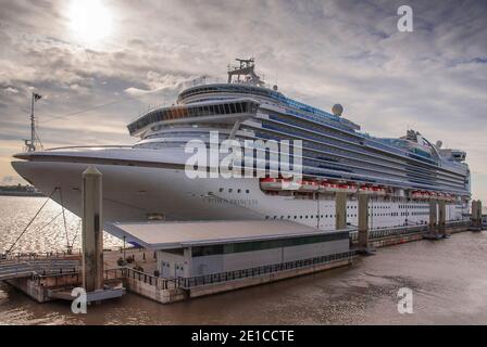 Das Kreuzfahrtschiff Crown Princess. In glücklicheren Zeiten an der Anlegestelle des Liverpool Cruise Terminals. Stockfoto