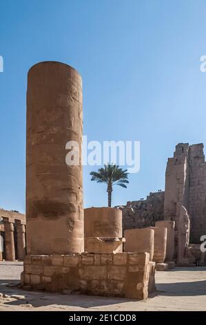 Luxor. Dies sind renovierte Steinsäulen auf der Allee von Rams vor dem Eingang zum 4000 Jahre alten UNESCO-Weltkulturerbe am Tempel von Luxor, gelegen am Nil in der Stadt Luxor, die früher in der Antike als Theben bekannt war. Stockfoto