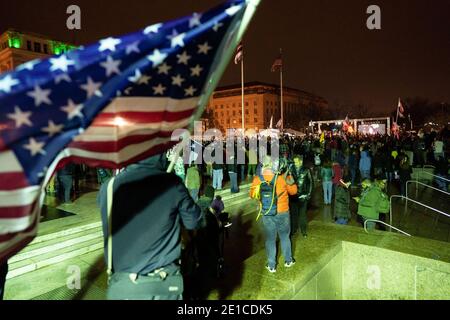 Washington, USA. Januar 2021. Anhänger des sitzenden US-Präsidenten Donald Trump versammeln sich am Freedom Plaza in Washington, DC, USA, 5. Januar 2020. Quelle: Liu Jie/Xinhua/Alamy Live News Stockfoto