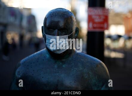 Loughborough, Leicestershire, Großbritannien. Januar 2021. Die Sockenmann-Statue trägt eine Maske während der dritten nationalen Covid-19-Sperre. Credit Darren Staples/Alamy Live News. Stockfoto