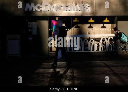 Loughborough, Leicestershire, Großbritannien. Januar 2021. Ein Auslieferungsfahrer wartet während der dritten nationalen Covid-19-Sperre außerhalb eines McDonaldÕs auf die Arbeit. Credit Darren Staples/Alamy Live News. Stockfoto