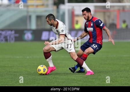 Crotone, Italien. Januar 2021. Henrikh Mkhitaryan (AS Roma) Pedro Pereira (Crotone FC) während der Serie A Fußballspiel zwischen Crotone - Roma, Stadio Ezio Scida am 06. Januar 2021 in Crotone Italy/LM Credit: Emmanuele Mastrodonato/LPS/ZUMA Wire/Alamy Live News Stockfoto