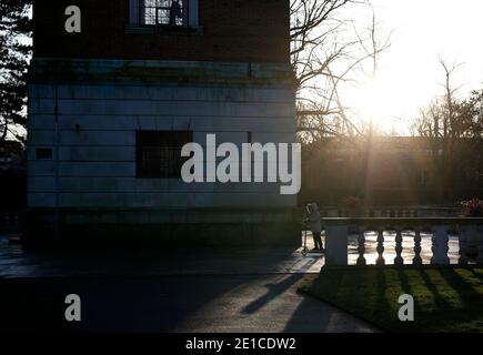 Loughborough, Leicestershire, Großbritannien. Januar 2021. Ein Junge fährt einen Roller im Queens Park während der dritten nationalen Covid-19-Sperre. Credit Darren Staples/Alamy Live News. Stockfoto