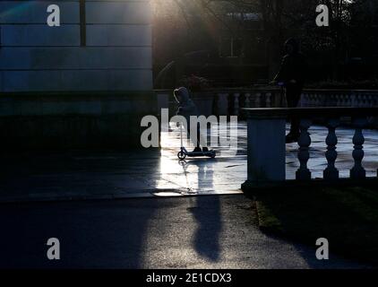 Loughborough, Leicestershire, Großbritannien. Januar 2021. Ein Junge fährt einen Roller im Queens Park während der dritten nationalen Covid-19-Sperre. Credit Darren Staples/Alamy Live News. Stockfoto