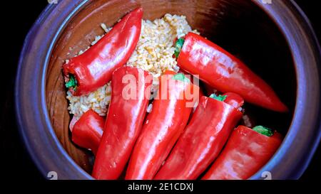 Traditionelle bulgarische Mahlzeit gefüllte Paprika mit Reis Stockfoto