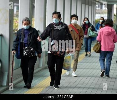 Hongkong, China. Januar 2021. Menschen mit Gesichtsmasken werden auf einer Straße in Hongkong, Südchina, 6. Januar 2021 gesehen. Hongkongs Zentrum für Gesundheitsschutz meldete am Mittwoch 25 weitere bestätigte Fälle von COVID-19, ein neuer Tiefstand seit Ende November, der sich auf 9,074 annahm. Kredit: Lo Ping Fai/Xinhua/Alamy Live Nachrichten Stockfoto