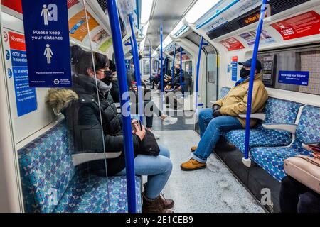 London, Großbritannien. Januar 2021. Die U-Bahn ist immer noch ziemlich beschäftigt am ersten, rechtlich durchsetzbar, Tag der neuen nationalen Lockdown, Aufenthalt bei Home Politik. Die meisten Reisenden tragen Masken, da sie bereits obligatorisch sind. Kredit: Guy Bell/Alamy Live Nachrichten Stockfoto