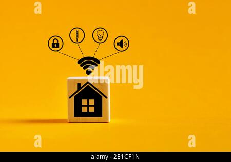 Holzblock mit Haus und Innovation Technologie Internet-Netzwerk-Icons. Smart Home Automation Control System Konzept. Stockfoto