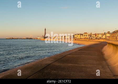 Blackpool, Großbritannien. Januar 2021. Wetternachrichten. Ein kalter knackiger Abend in Lancashire, mit einer ziemlich ruhigen Promenade und Menschen, die den Regeln der letzten England Lockdown folgen. Quelle: Gary Telford/Alamy Live News Stockfoto