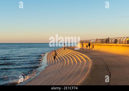 Blackpool, Großbritannien. Januar 2021. Wetternachrichten. Ein kalter knackiger Abend in Lancashire, mit einer ziemlich ruhigen Promenade und Menschen, die den Regeln der letzten England Lockdown folgen. Quelle: Gary Telford/Alamy Live News Stockfoto