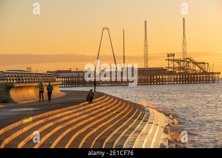 Blackpool, Großbritannien. Januar 2021. Wetternachrichten. Ein kalter knackiger Abend in Lancashire, mit einer ziemlich ruhigen Promenade und Menschen, die den Regeln der letzten England Lockdown folgen. Quelle: Gary Telford/Alamy Live News Stockfoto