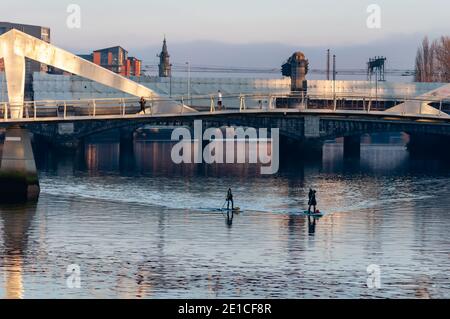 Glasgow, Schottland, Großbritannien. Januar 2021. Paddelboarder trainieren auf dem Fluss Clyde. Kredit: Skully/Alamy Live Nachrichten Stockfoto