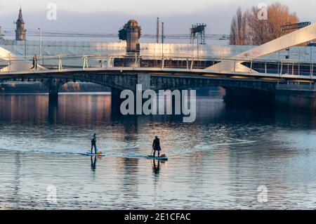 Glasgow, Schottland, Großbritannien. Januar 2021. Paddelboarder trainieren auf dem Fluss Clyde. Kredit: Skully/Alamy Live Nachrichten Stockfoto