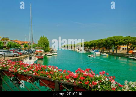 Ufer des Flusses Mincio und Abfluss des Gardasees in Peschiera del Garda, Venetien, Italien. Stockfoto