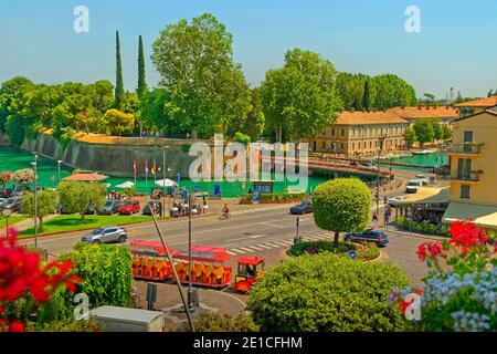 Gardasee in Peschiera del Garda, Venetien, Italien. Stockfoto