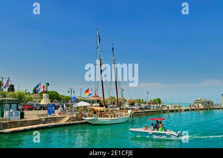 Ufer des Flusses Mincio und Abfluss des Gardasees in Peschiera del Garda, Venetien, Italien. Stockfoto