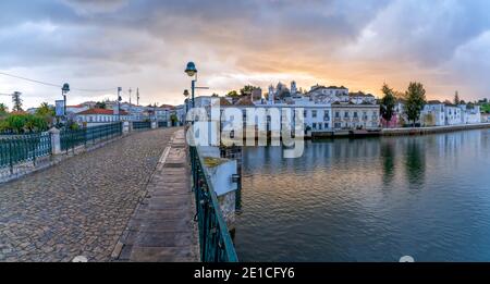 Tavira, Portugal - 4. januar 2020: Blick auf die Altstadt von Tavira Stockfoto