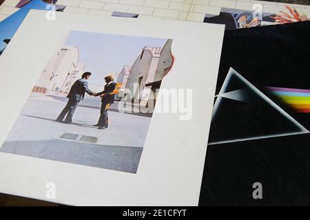 Viersen, Deutschland - 1. Mai. 2020: Nahaufnahme der Vintage Pink Floyd Vinyl Plattencover Sammlung (Fokus auf Cover vorne) Stockfoto