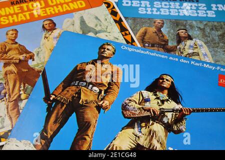 Viersen, Deutschland - 1. Mai. 2020: Nahaufnahme der Vinylplatten-Cover-Sammlung von Winnetou Film Soundtrack (Fokus auf Cover vorne) Stockfoto