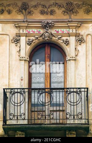 Details der Freiheitsarchitektur, Jugendstil, in einer alten Stadt Abruzzen. Im Hintergrund das Symbol der Celestines. Abruzzen, Italien, Europa Stockfoto