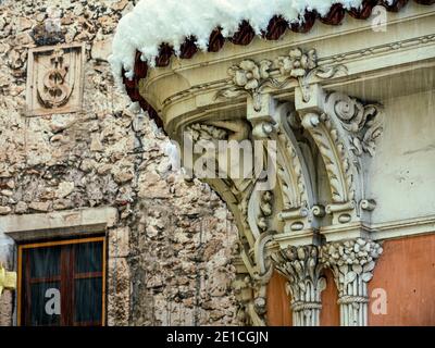 Details der Freiheitsarchitektur, Jugendstil, in einer alten Stadt Abruzzen. Im Hintergrund das Symbol der Celestines. Abruzzen, Italien, Europa Stockfoto