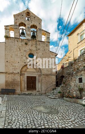 Die Pfarrkirche, San Giovanni Battista gewidmet, der alten Ortschaft Castelvecchio Calvisio. Provinz L'Aquila, Abruzzen, Italien, Europa Stockfoto