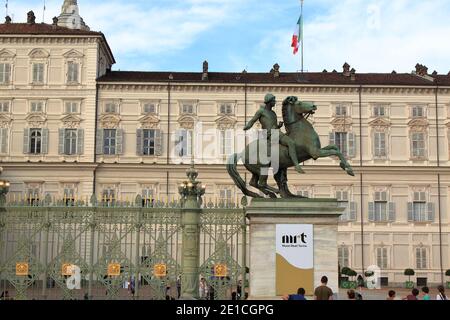 Turin, Italien - september 2020: Panoramablick auf den Castello-Platz und die Straße von Rom vom Hof des königlichen Palastes Stockfoto