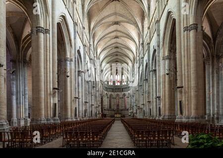 Mittelschiff der Kathedrale von San Maurizio in Vienne. Alvernia-Rodano-Alpi, Frankreich, Europa Stockfoto