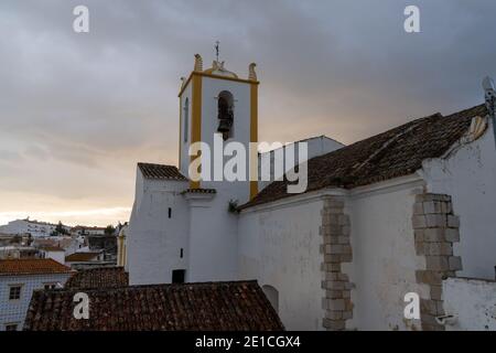 Blick auf die historische Santa Maria Schlosskirche in Tavira Stockfoto