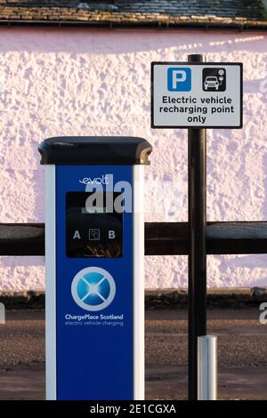 Ladestelle für Elektrofahrzeuge nur Parkplatzschild neben evolt ChargePlace Scotland im ländlichen Dorf Killearn, Stirlingshire Stockfoto