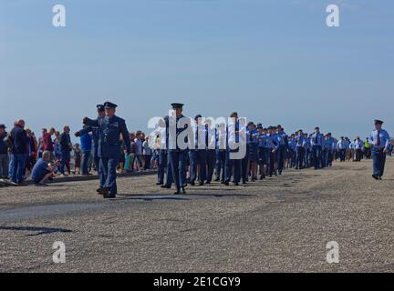 Ein lokales Geschwader der RAF-Kadetten und ihre Trainingskräfte marschieren bei einer öffentlichen Veranstaltung hinter einer Pipe Band im Victoria Park in Arbroath. Stockfoto