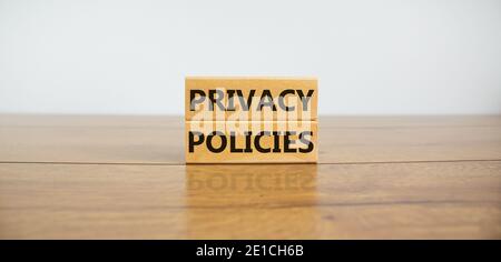 Symbol für Datenschutzrichtlinien. Konzept Worte "Privacy Policy" auf Holzblöcken auf einem Holztisch. Schöner weißer Hintergrund. Geschäfts- und Datenschutzpolitik Stockfoto