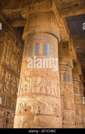 Ägypten, Luxor, West Bank, den Tempel von Ramses111 in Medinet Habu, Spalten und in der Vorhalle des zweiten Hofes Stockfoto