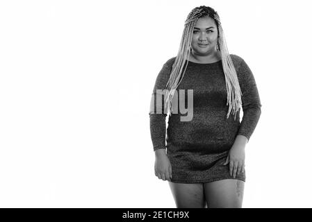 Studio shot der Jungen gerne Fett asiatische Frau lächelnd im Stehen Stockfoto