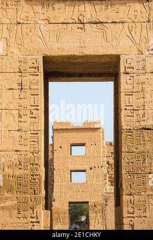 Ägypten, Luxor, Westjordanland, der Tempel von Ramesses 111 bei Medinet Habu, das migdol - ein befestigtes Tor Stockfoto