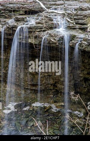 Fluss fließt über die Klippe schaffen einen schönen Wasserfall Stockfoto